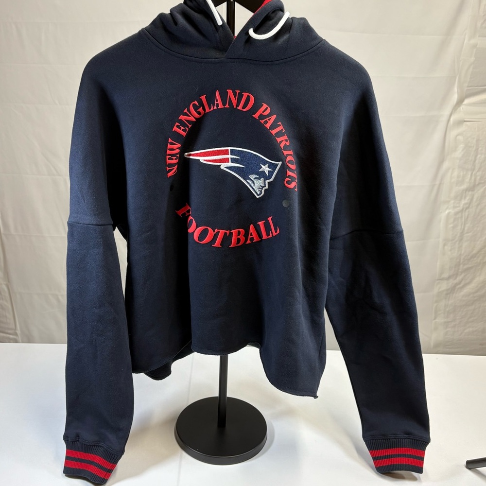 Women’s New Era Cropped New England Patriots Navy Fleece-Lined Hoodie// Size M
